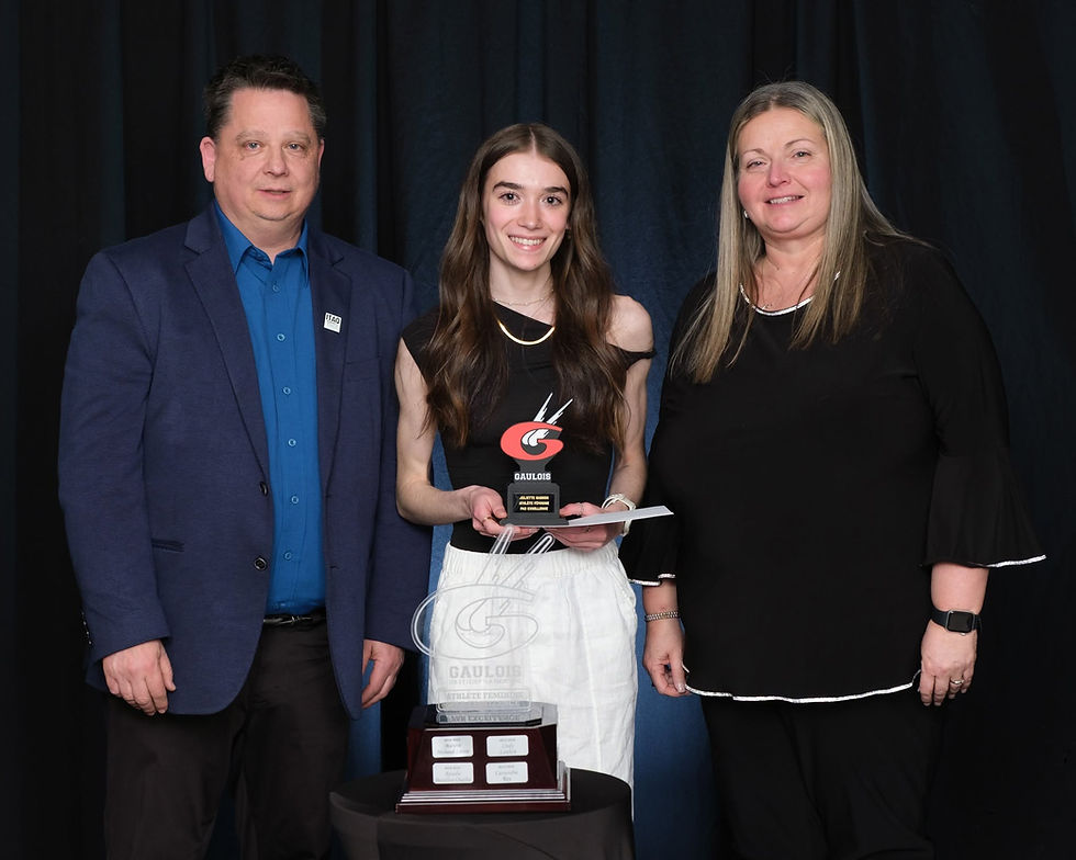 Juliette Gagnon reçoit sa distinction des mains de Mme Annie Fortin et de M. Denis Bois