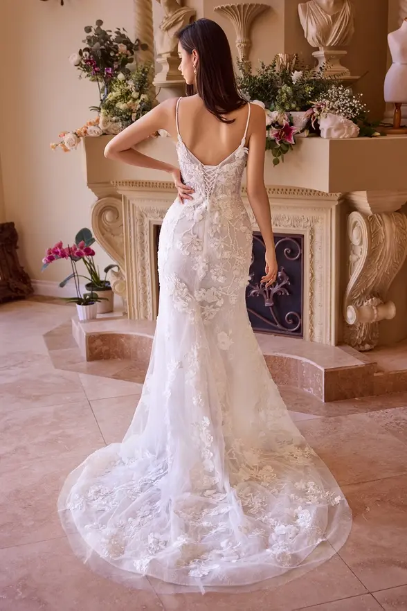 Thumbnail: Off-White Fitted Lace Wedding Gown