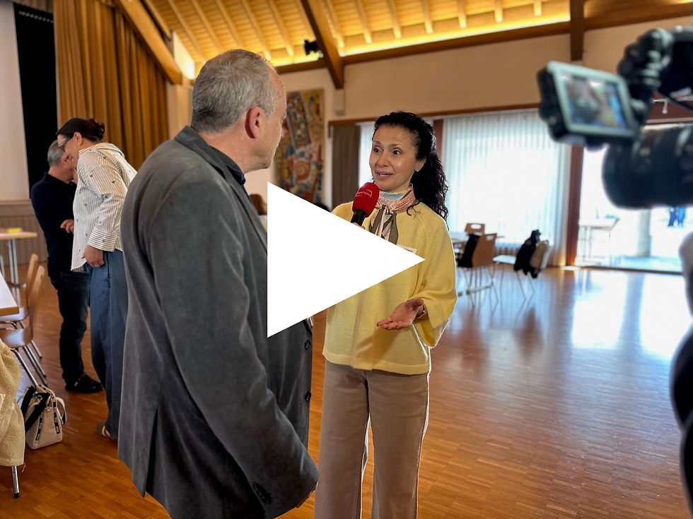 Carmela Engeler-La Licata, Katechetin Röm.-kath. Kirche Oberwil, steht Däni Wittlin von regioTVplus Red und Antwort