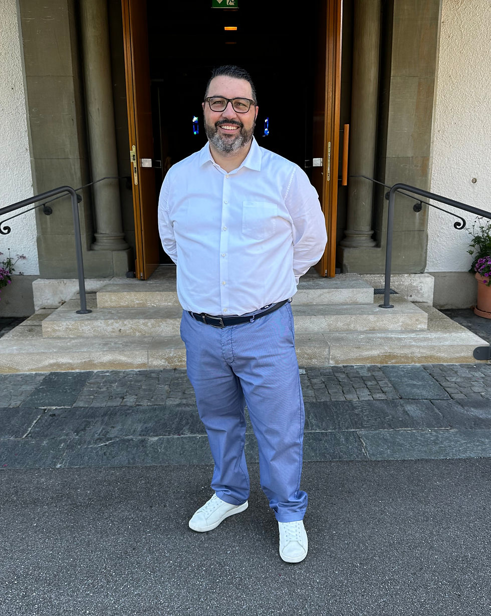 Für Kirchgemeindepräsident Samuele Incognito stellt der Jubilar eine echte Institution dar: Eine Persönlichkeit, die das Moderne und Aufgeschlossene perfekt mit dem Traditionellen verbindet. Seit mittlerweile 11 Jahren ist  Samuele Incognito nun im Amt und freut sich an diesem Festtag zu Ehren Heinz Warnebold ganz besonders über die stets ehrliche, echte und ausserordentlich wertschätzende Zusammenarbeit.