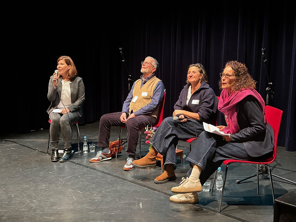 Sonja Reihs (Leiterin Marketing & Fundraising Schweizerisches Rotes Kreuz BL, links im Bild) leitete das Podiumsgespräch mit zwei Freiwilligen und Daniela Röthenmund (Freilligendienst Palliative Care (rechts im Bild)