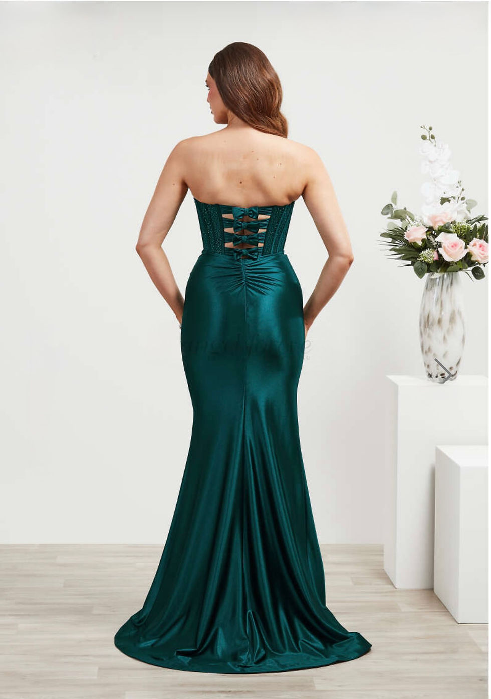 Miniature : Bow back fastening 