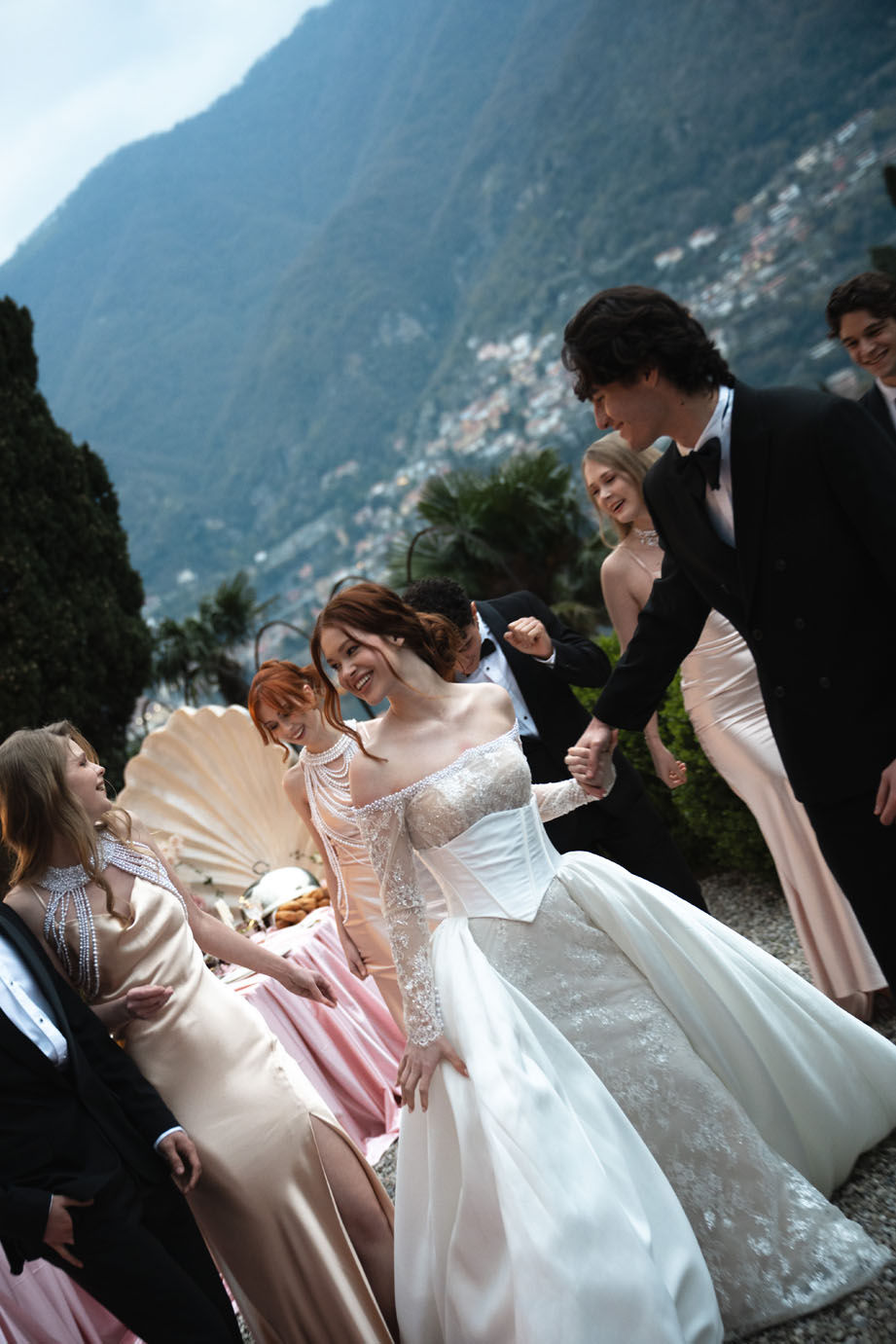 Elegant wedding moments in Italy with a refined and minimal film-inspired look