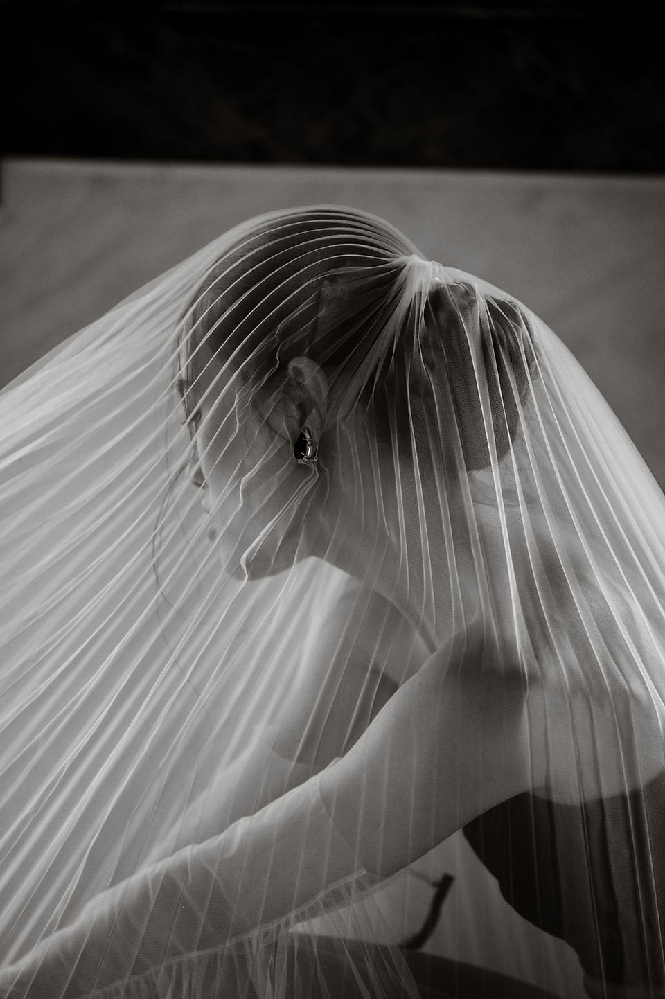 Indoor portraits at a countryside wedding in Tuscany