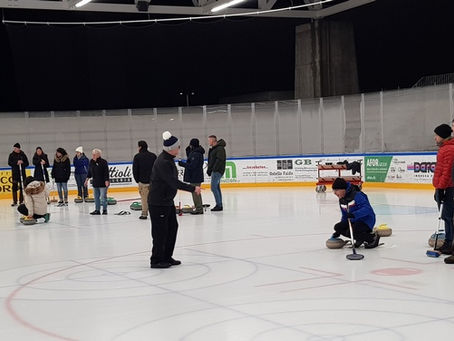 ANCHE I DOCENTI DELLA SCUOLA CANTONALE DI COMMERCIO GIOCANO A CURLING