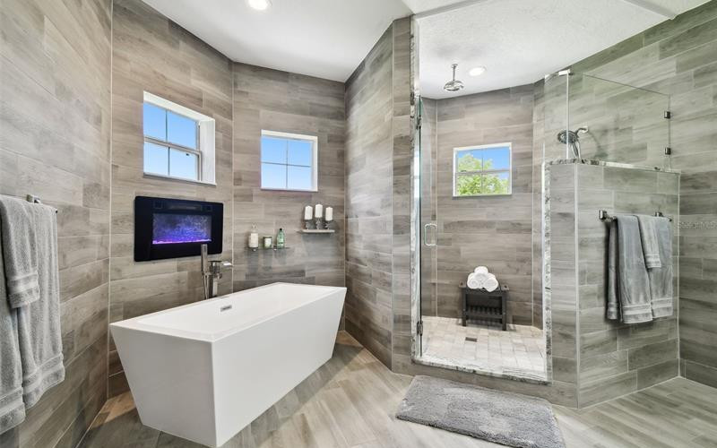 Second bedroom with en suite bathroom and walk-in closet
