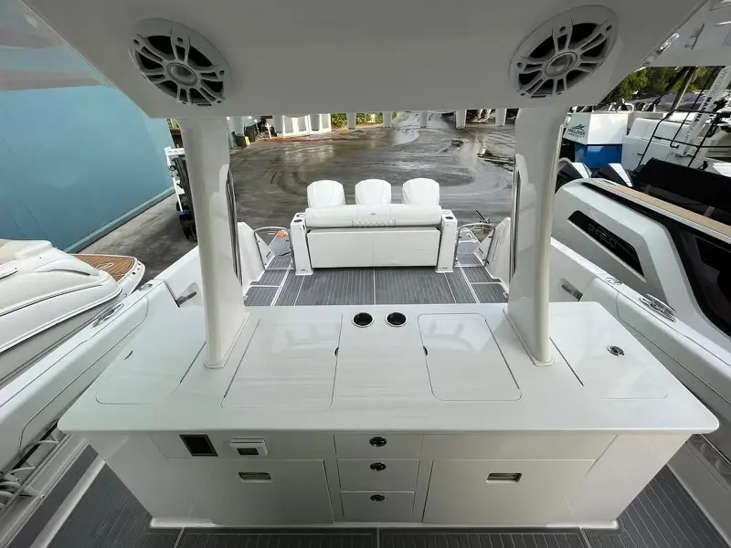 2021 Regal 38 SAV | Regal Boats of Tampa Bay