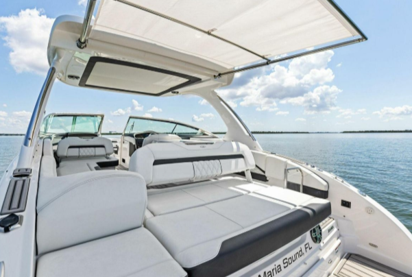 2022 Regal 33 OBX  Stern sunpad\