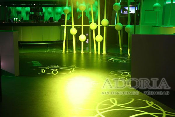 piso epóxico autonivelante decorativo 3D negro y formas