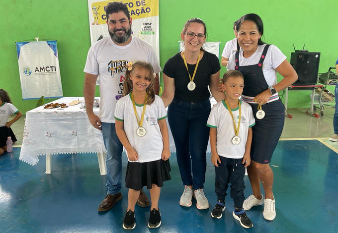 A equipe pensou em construir uma casa muito grande como central de distribuição de energia solar para a cidade, assim mais pessoas poderiam usufruir de uma energia com custo baixo. 