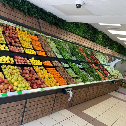 Mettez en valeur vos fruits et légumes avec nos présentoirs professionnels, alliant design, robustesse et praticité. Disponibles en bois, inox ou métal, nos modèles muraux, centraux et à roulettes sont parfaits pour une présentation soignée et attrayante de vos produits frais.