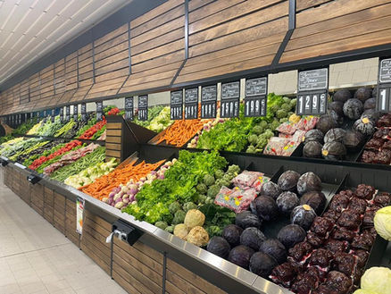 Mettez en valeur vos fruits et légumes avec nos présentoirs professionnels, alliant design, robustesse et praticité. Disponibles en bois, inox ou métal, nos modèles muraux, centraux et à roulettes sont parfaits pour une présentation soignée et attrayante de vos produits frais.