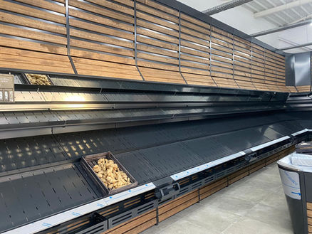 Mettez en valeur vos fruits et légumes avec nos présentoirs professionnels, alliant design, robustesse et praticité. Disponibles en bois, inox ou métal, nos modèles muraux, centraux et à roulettes sont parfaits pour une présentation soignée et attrayante de vos produits frais.