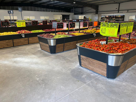 Présentoir central à plusieurs niveaux, idéal pour une mise en avant optimale de vos produits frais.