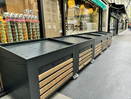 Présentoir à roulettes pour fruits et légumes, pratique et modulable pour une flexibilité maximale en magasin.