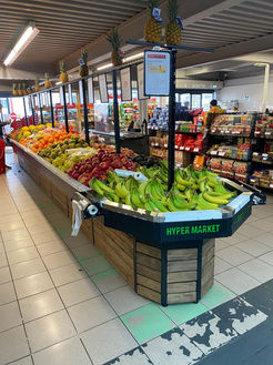 Présentoir central à plusieurs niveaux, idéal pour une mise en avant optimale de vos produits frais.