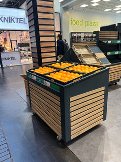 Présentoir à roulettes pour fruits et légumes, pratique et modulable pour une flexibilité maximale en magasin.