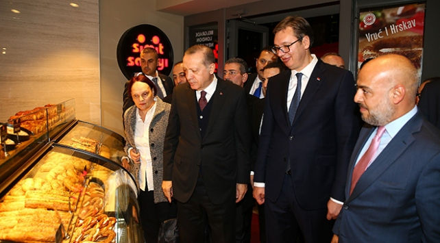 Erdoğan ile Vucic Belgrad'da Simit Sarayı'nı ziyaret etti