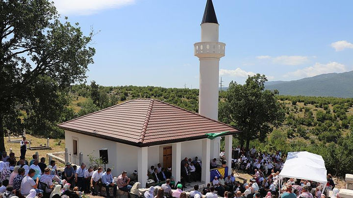 Savaşlarda iki defa yıkılan cami üçüncü kez ibadete açıldı