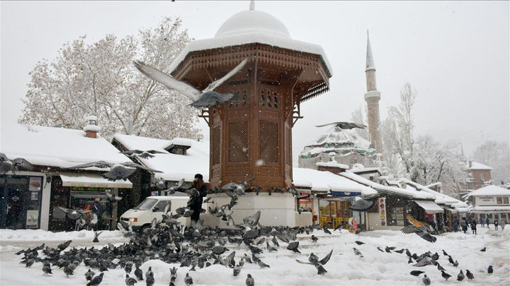 Bosna Hersek’in başkenti Saraybosna’da, dün başlayan yoğun kar yağışı şehri beyaza bürüdü