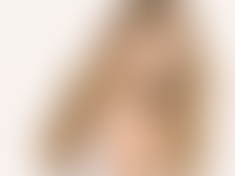 Здрава и блестяща дълга вълниста руса коса след професионална терапия за възстановяване и подхранване