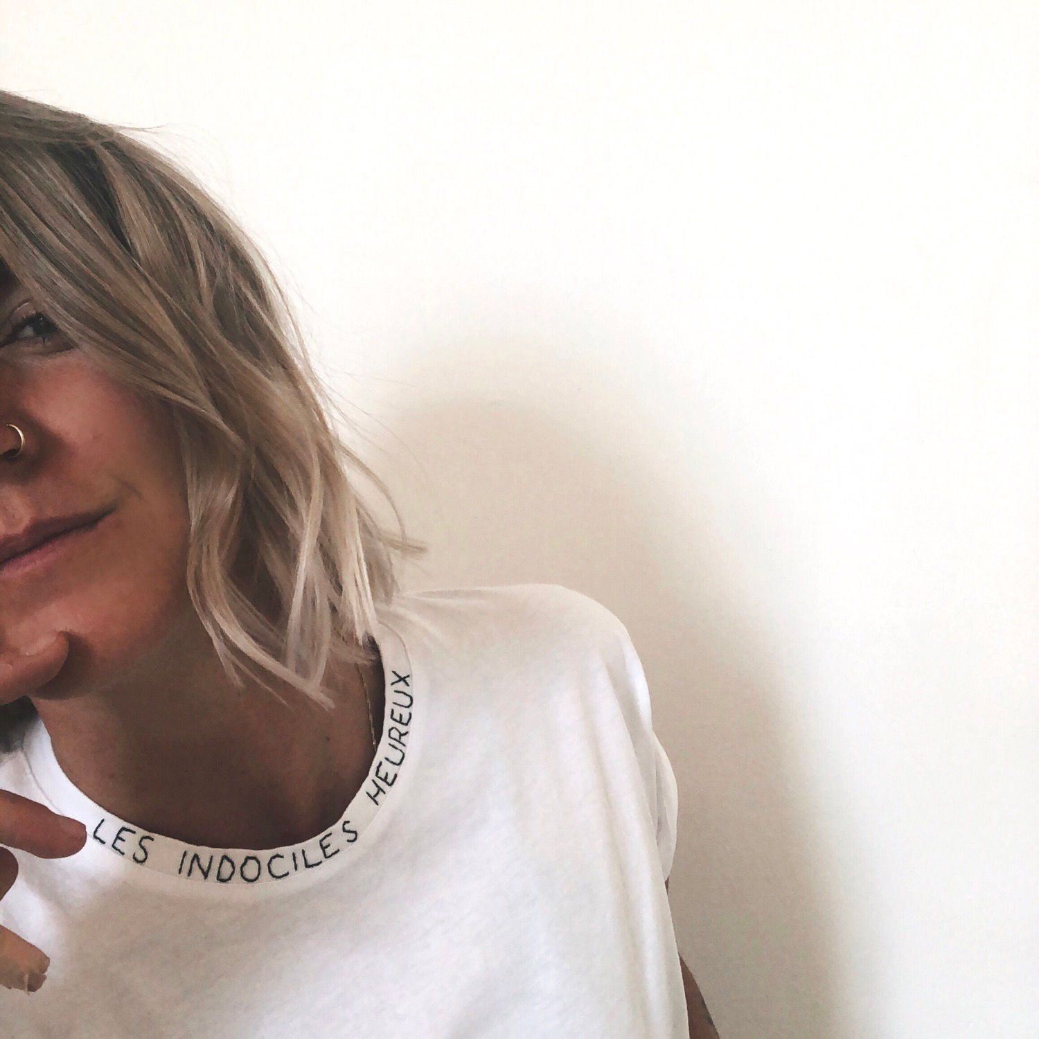 femme portant un tshirt blanc brodé au col