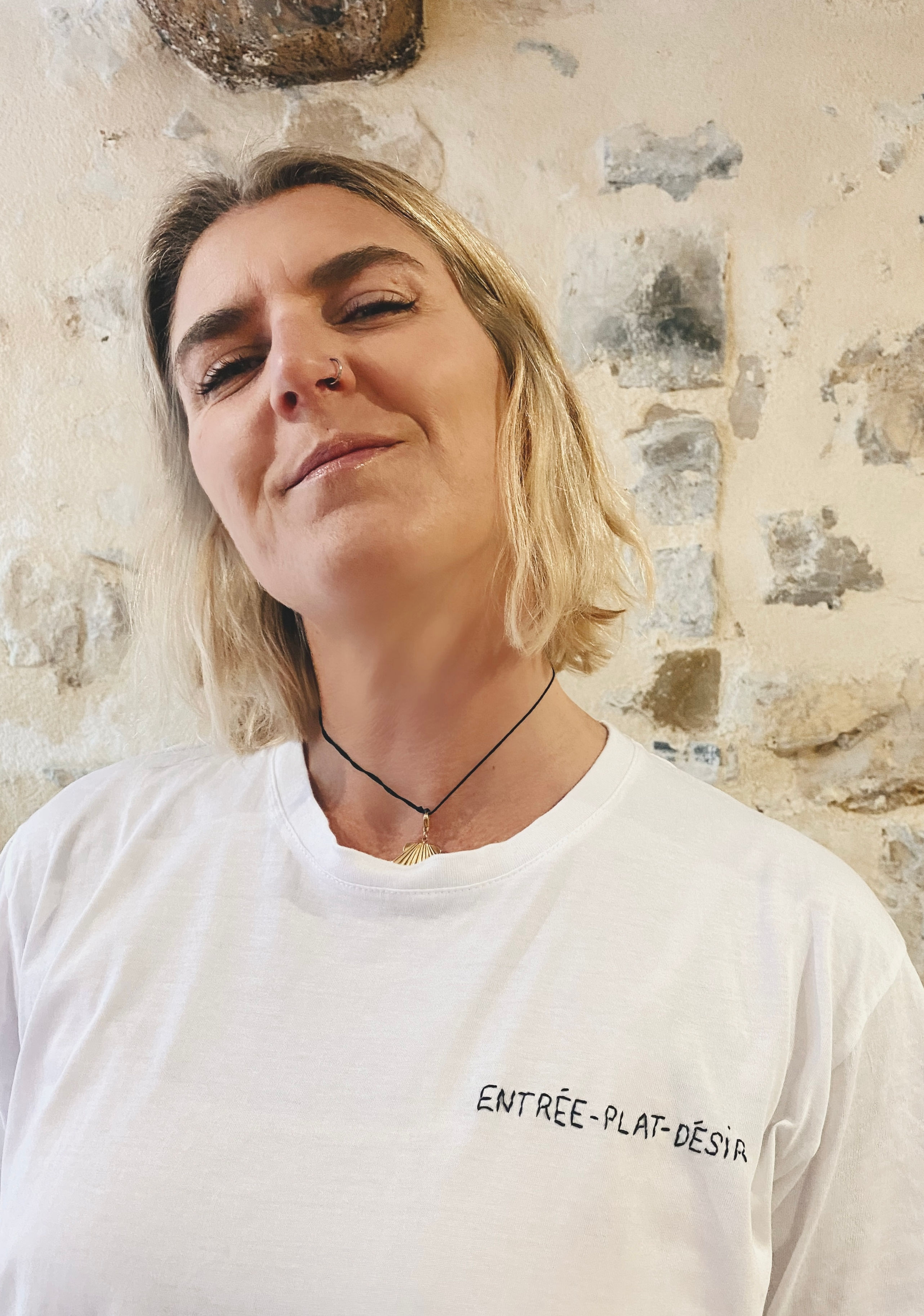 T-shirt brodé à la main « Entree-Plat-Desir »