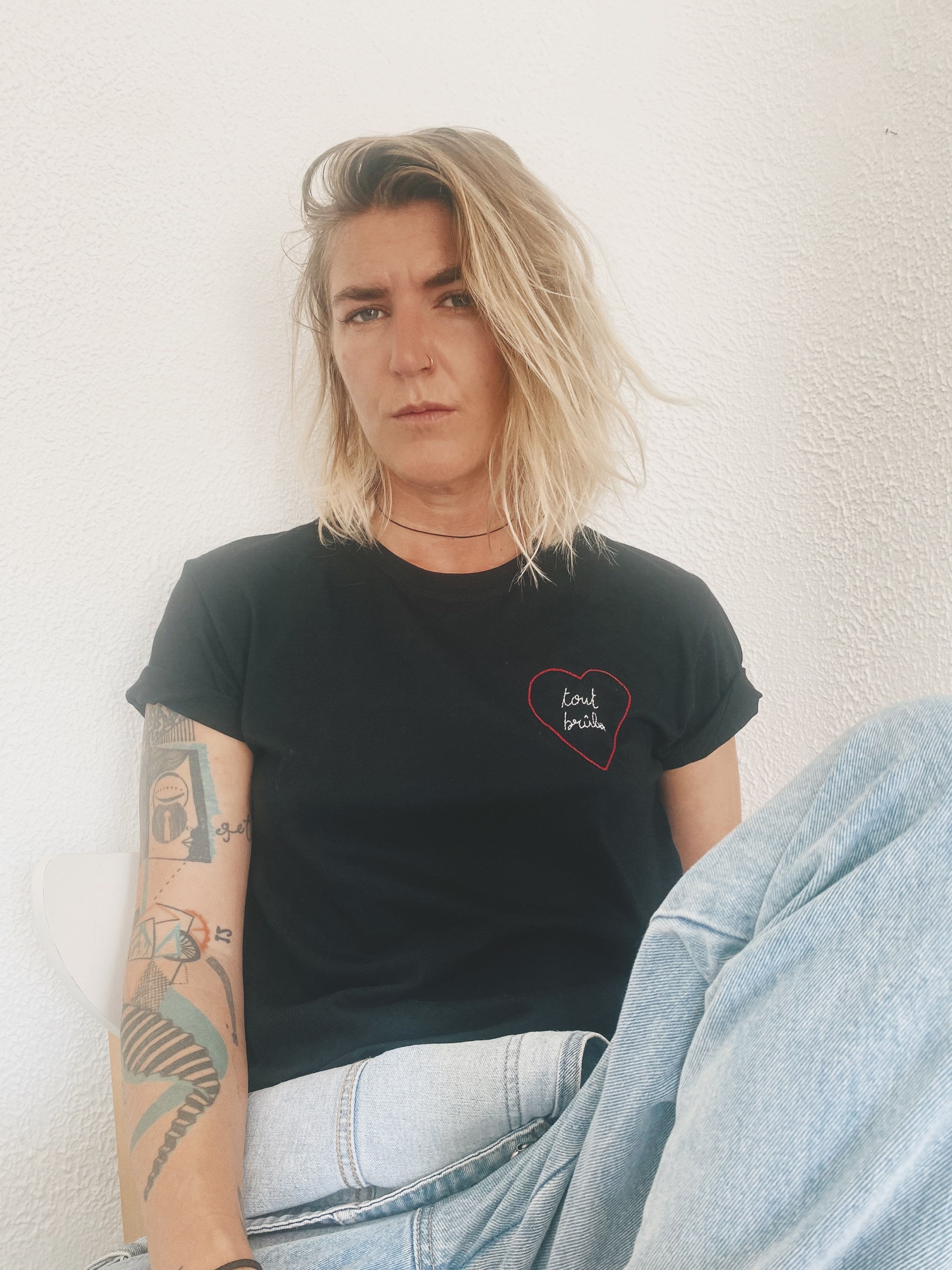 T-shirt brodé main « tout brûler» dans un coeur