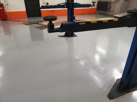 podlaha v průmyslovém prostoru