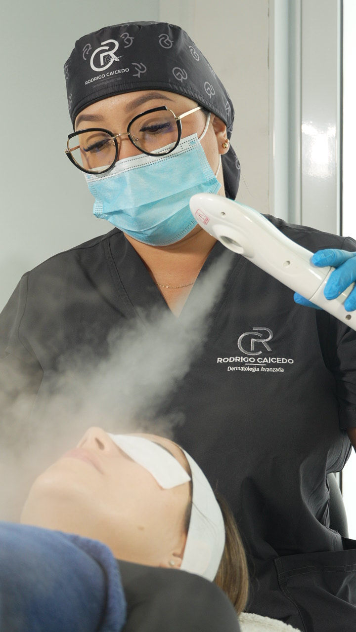 Limpieza facial dermatológica en Cali.