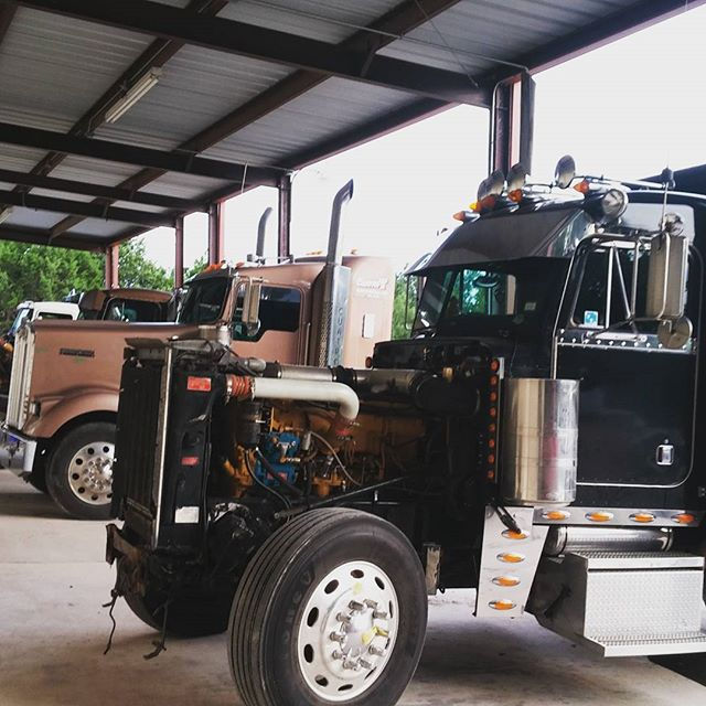 #highgearcollision #highgear #peterbilt379 #peterbilt #Kenworth #semitruckrepair #ppg #ppg