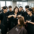 베트남 미용사들의 기술 향상을 위한 전문 교육 프로그램 및 뷰티 아카데미를 운영