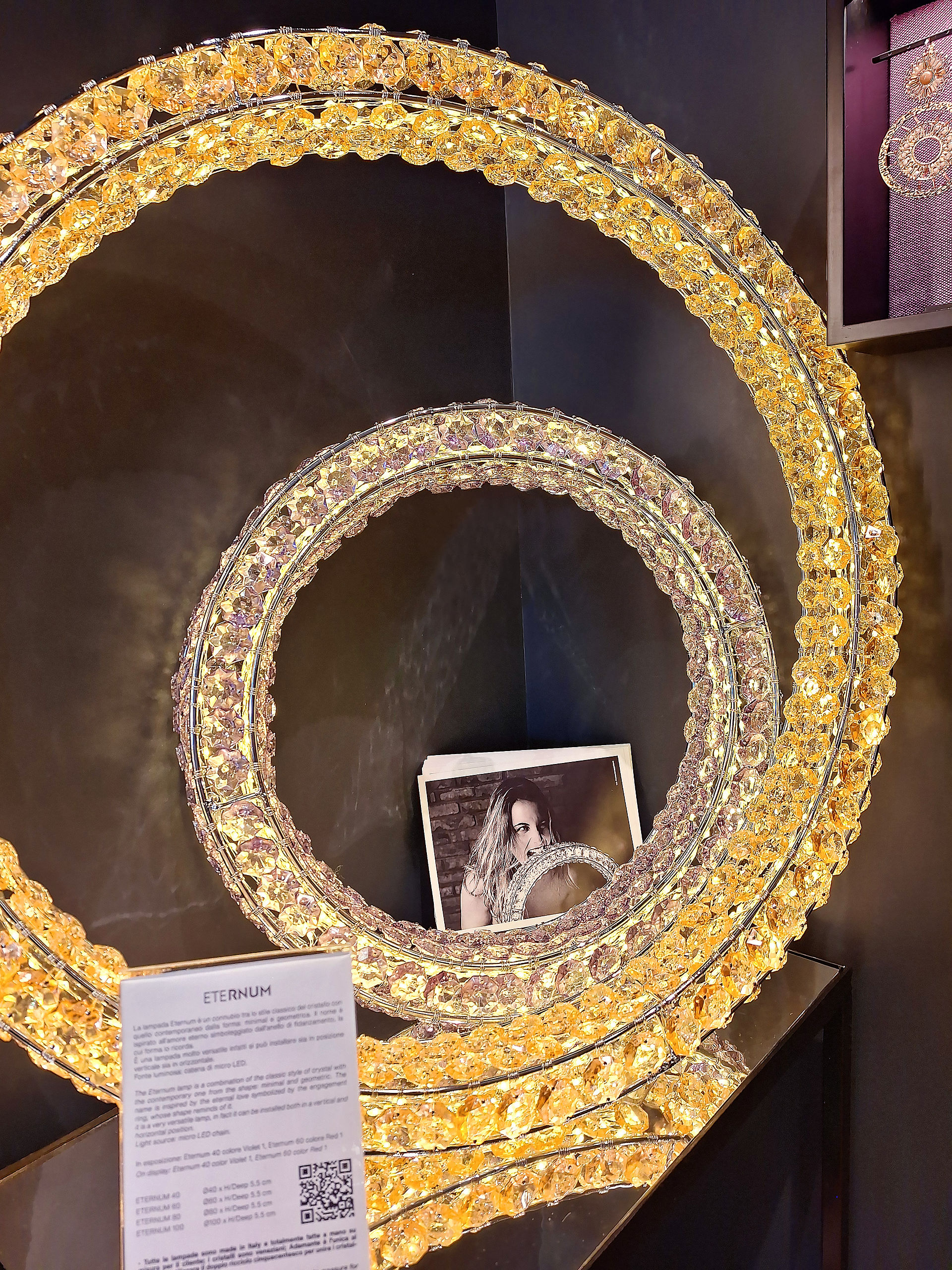 lampadario in cristallo colorato con composizione colore gold esposto in un negozio di gioielli a Milano