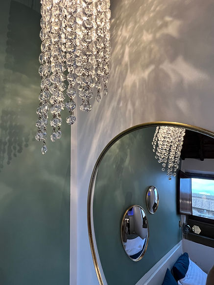 Cometa di Adamante is a crystal pendant lamp.