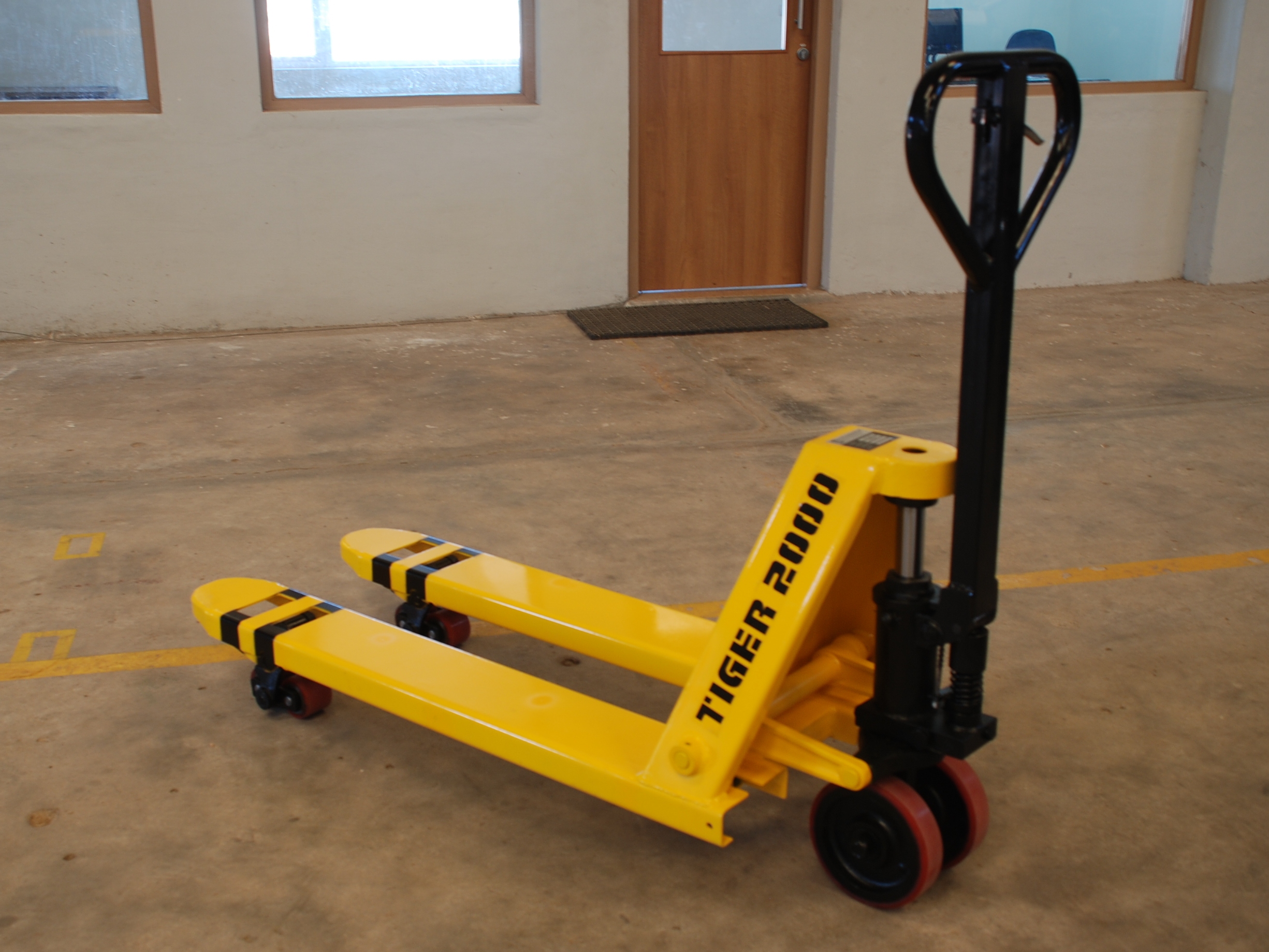 TACKLERS HYDRAULIC MATERIAL HAND PALLET TRUCK