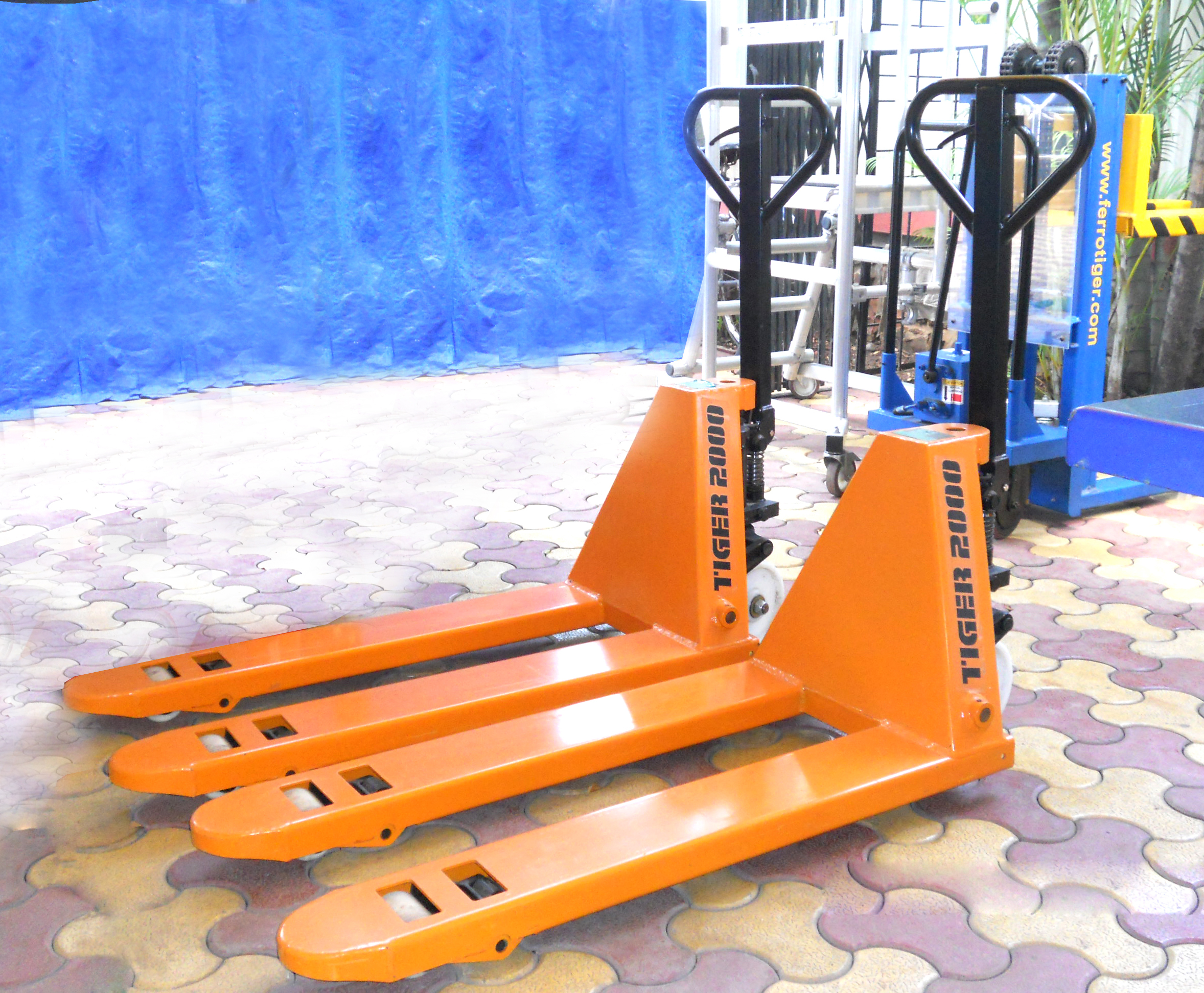 TACKLERS HYDRAULIC MATERIAL HAND PALLET TRUCK