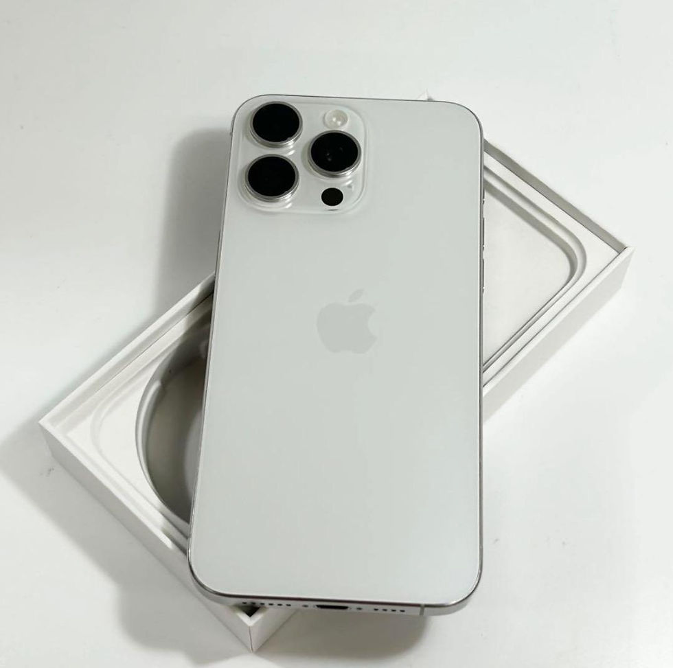 サムネイル： iPhone 15 Pro Max　ホワイトチタニウム