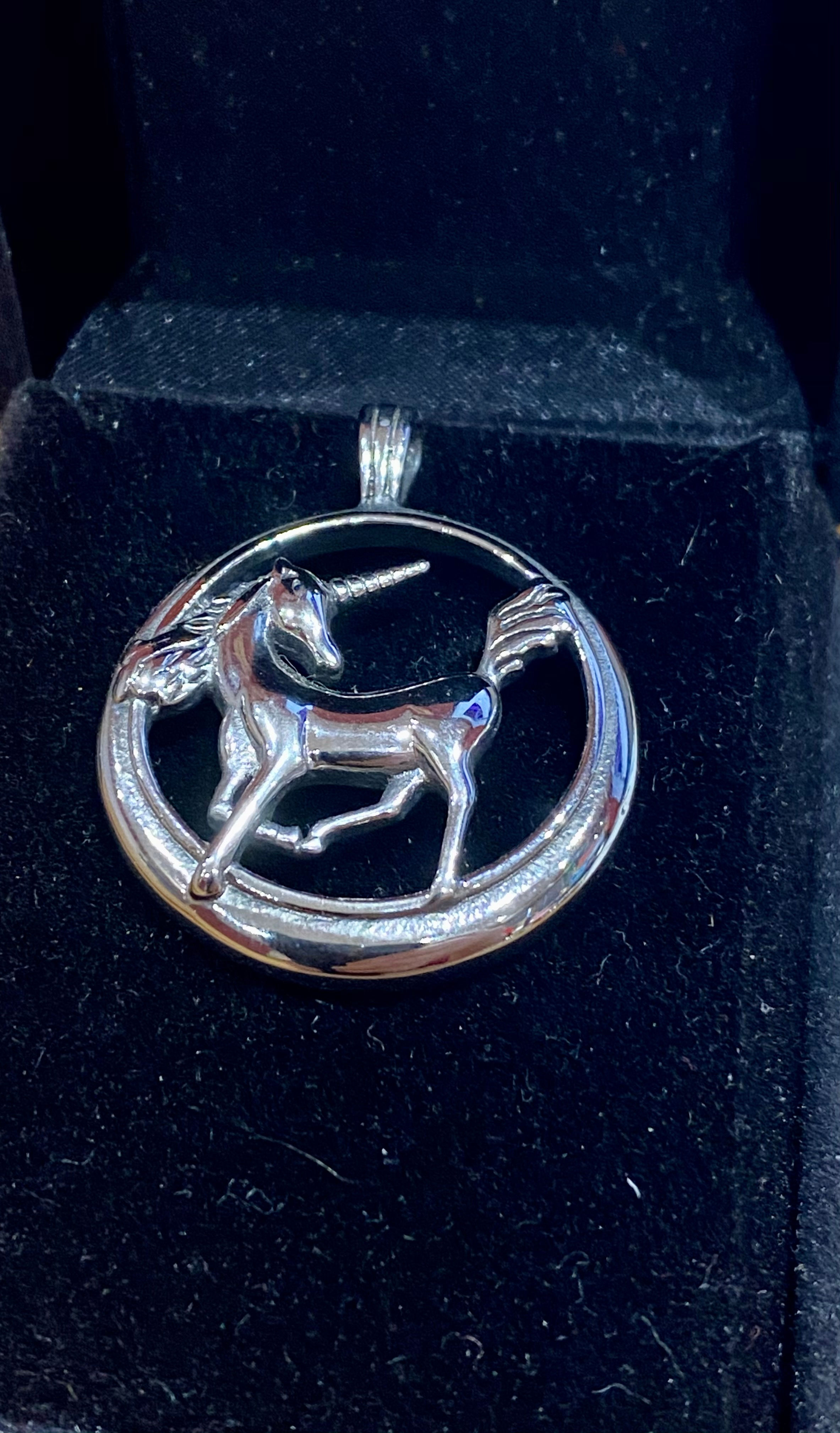 PENDENTIF ET SA CHAINE