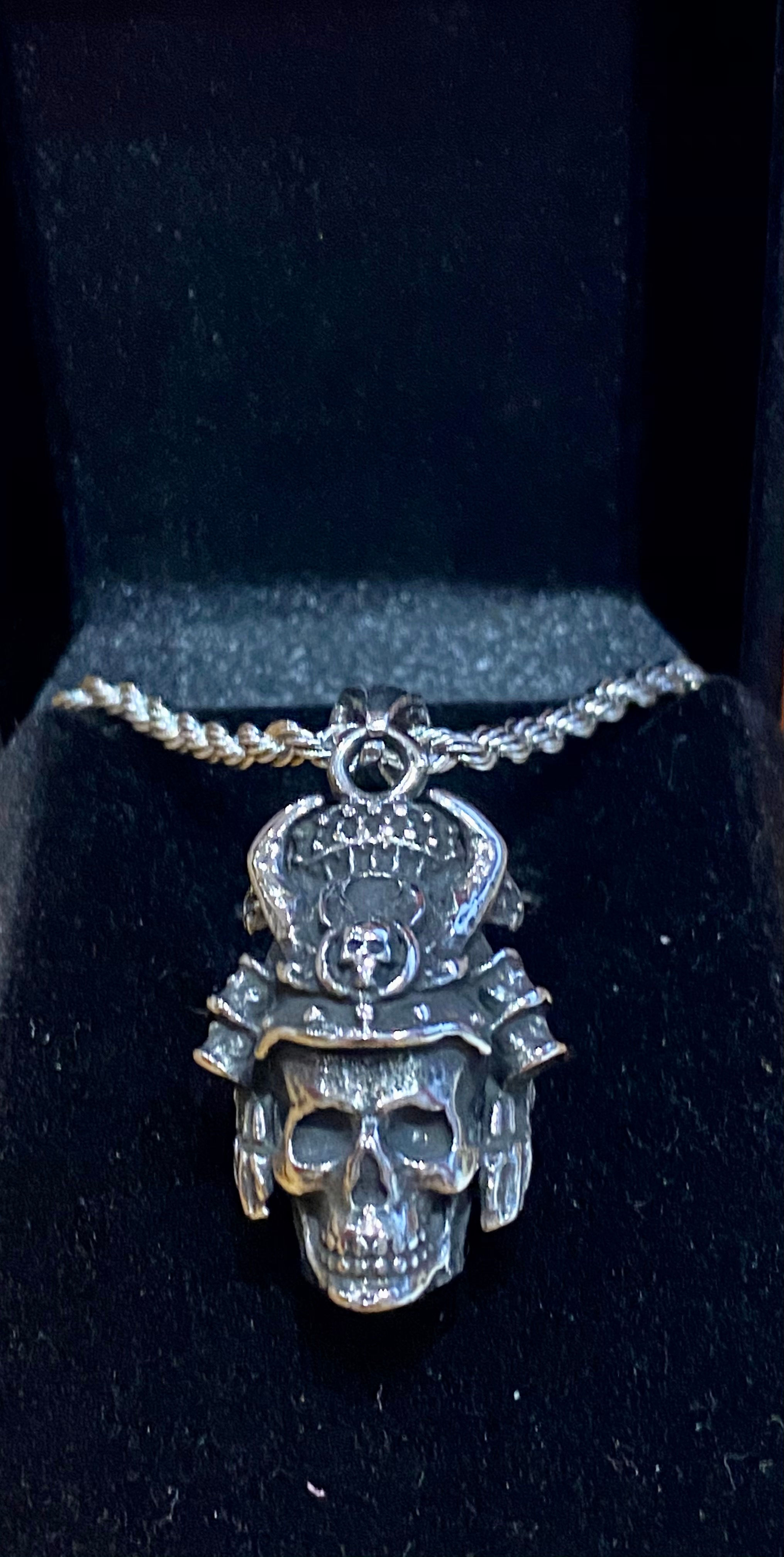 PENDENTIF ET SA CHAINE