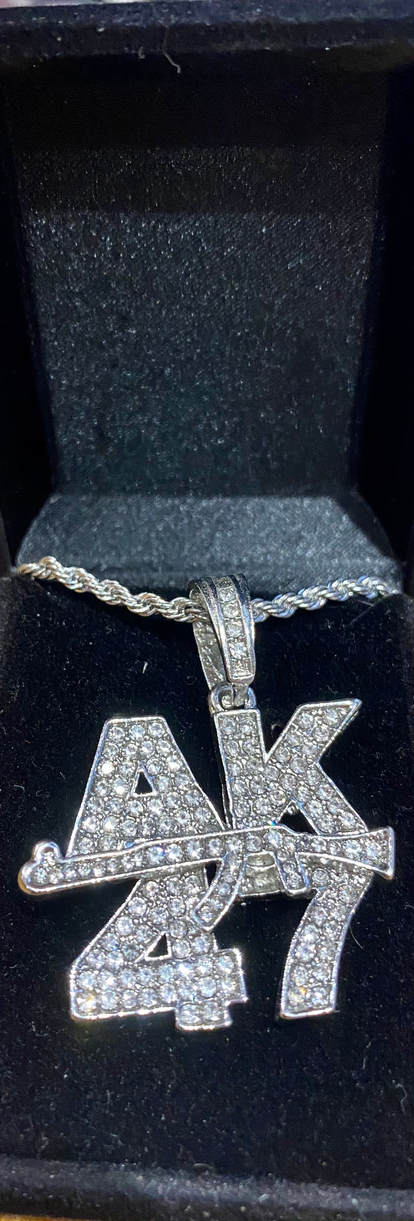 PENDENTIF ET SA CHAINE