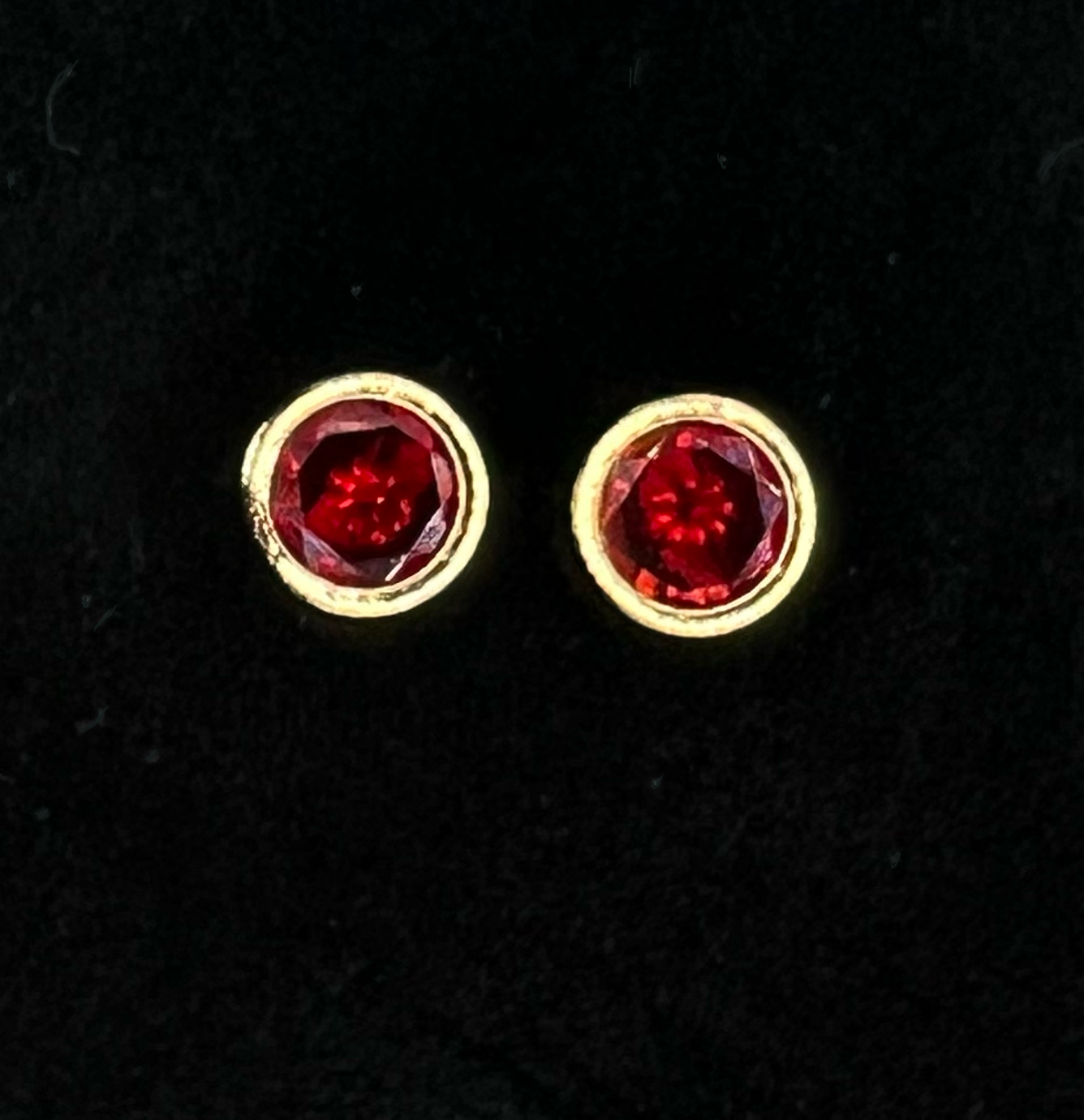 MOD 23 Aretes piedras Rojas