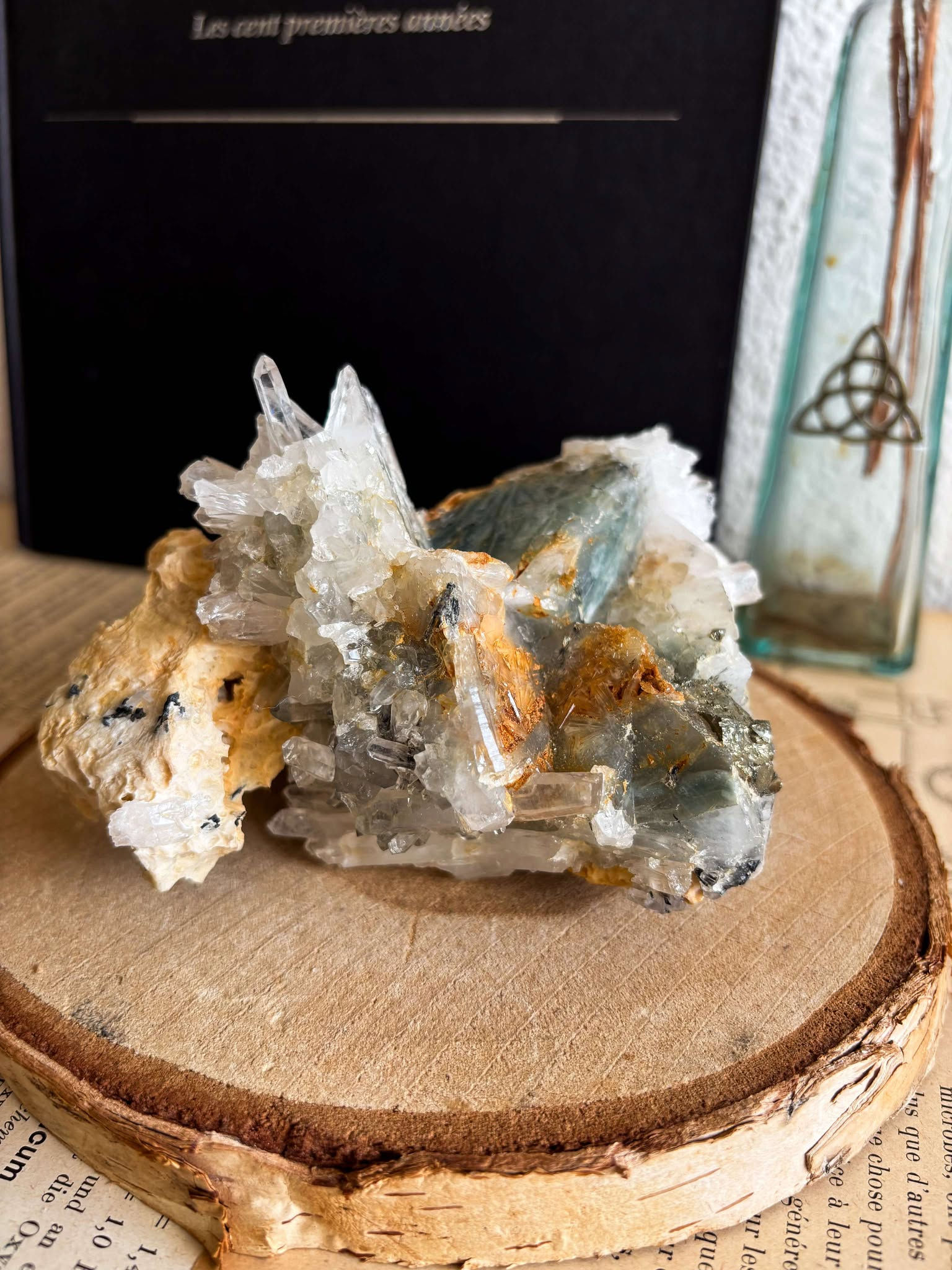 Quartz stilbite-pyrite-fluorite sur calcite
