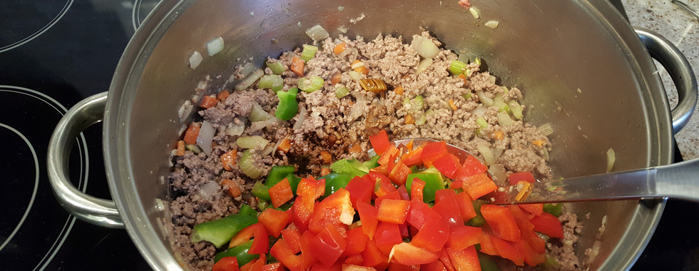 Adding bell peppers to Chili Con Carne - Canadian Style