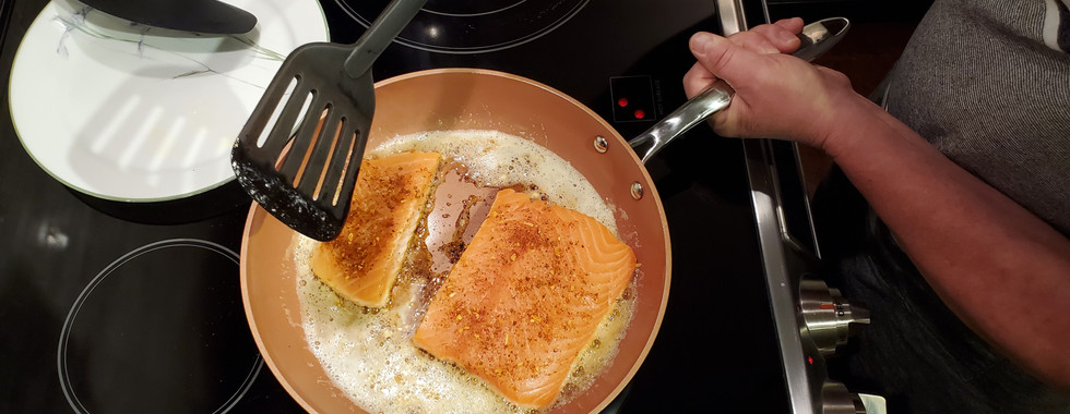 Frying salmon in butter and garlic