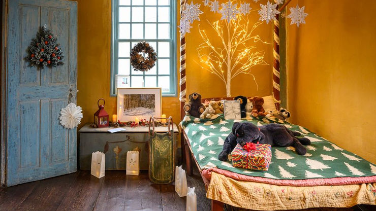 Golden Ball Tavern bedroom decorated by WFTA.