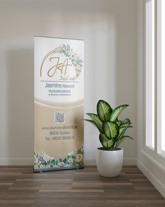 Roll-up von Hochzeitsrednerin im Raum stehend, links von einer Pflanze