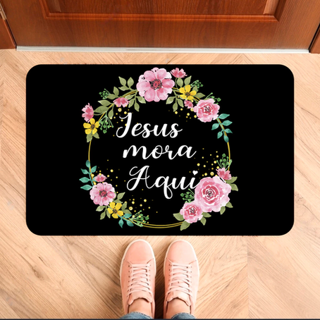 tapete entrada porta com a frase Jesus Mora Aqui