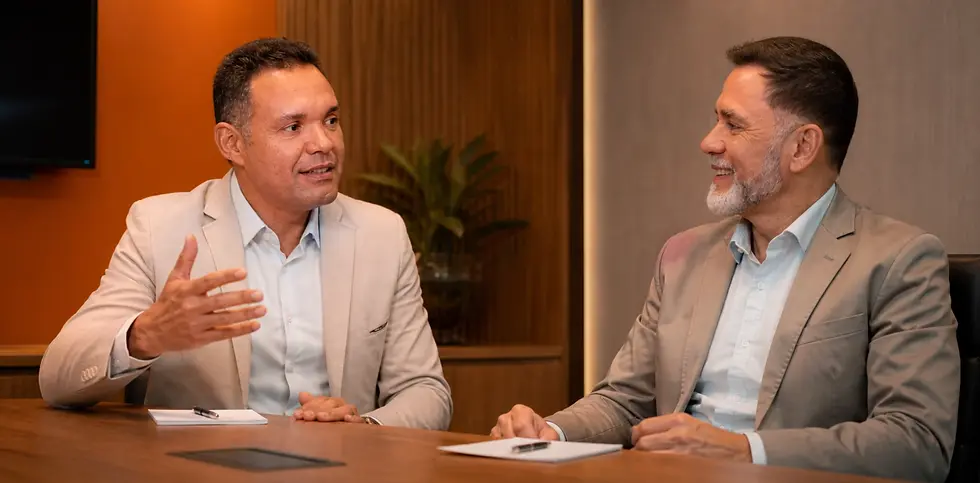 homens-negocio-conversa-reuniao.webp