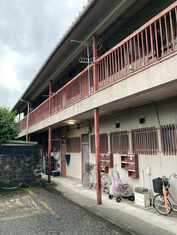 たつの市事例：施工前の塗装剥がれが目立つ築古アパート外観