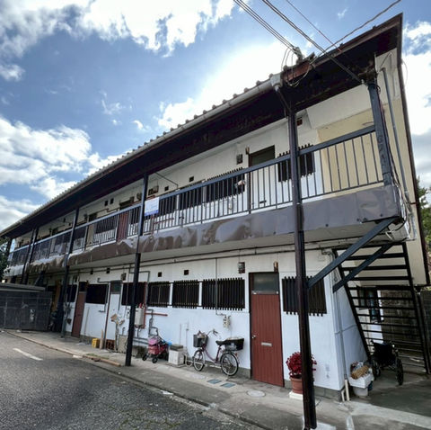 たつの市事例：施工後の塗装が綺麗になった築古アパート外観